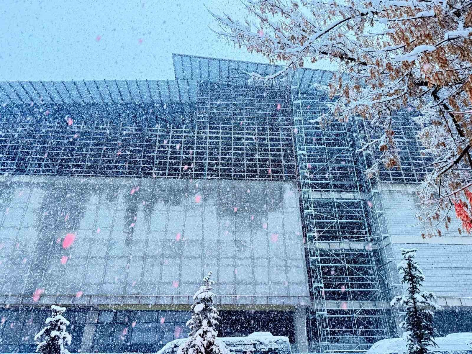 Patnos’ta sıcak hava yerini kar yağışına bıraktı