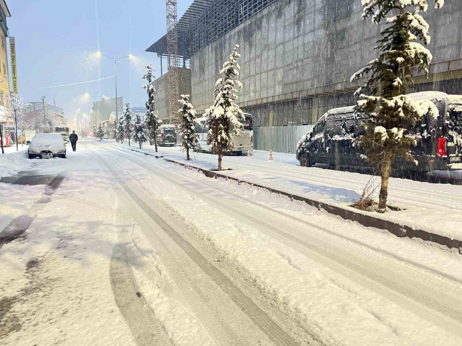 Patnos&rsquo;ta sıcak hava yerini kar yağışına bıraktı
