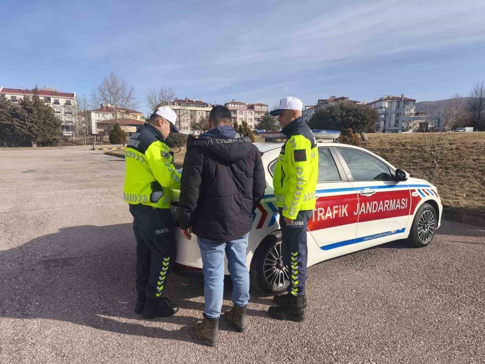 Akrobatik hareketler yapan motosiklet sürücüsüne ceza yağdı