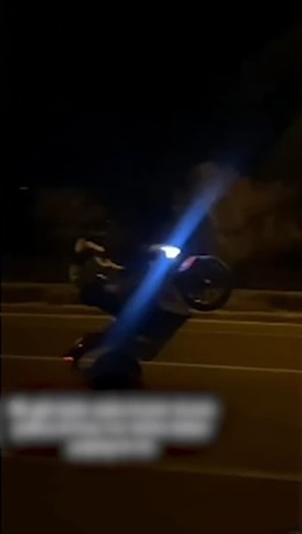 Akrobatik hareketler yapan motosiklet s&uuml;r&uuml;c&uuml;s&uuml;ne ceza yağdı
