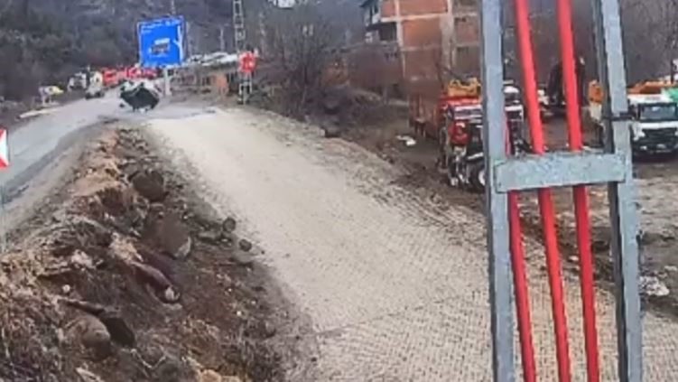 Şavşat&rsquo;ta ara&ccedil; defalarca takla attı: 1 yaralı
