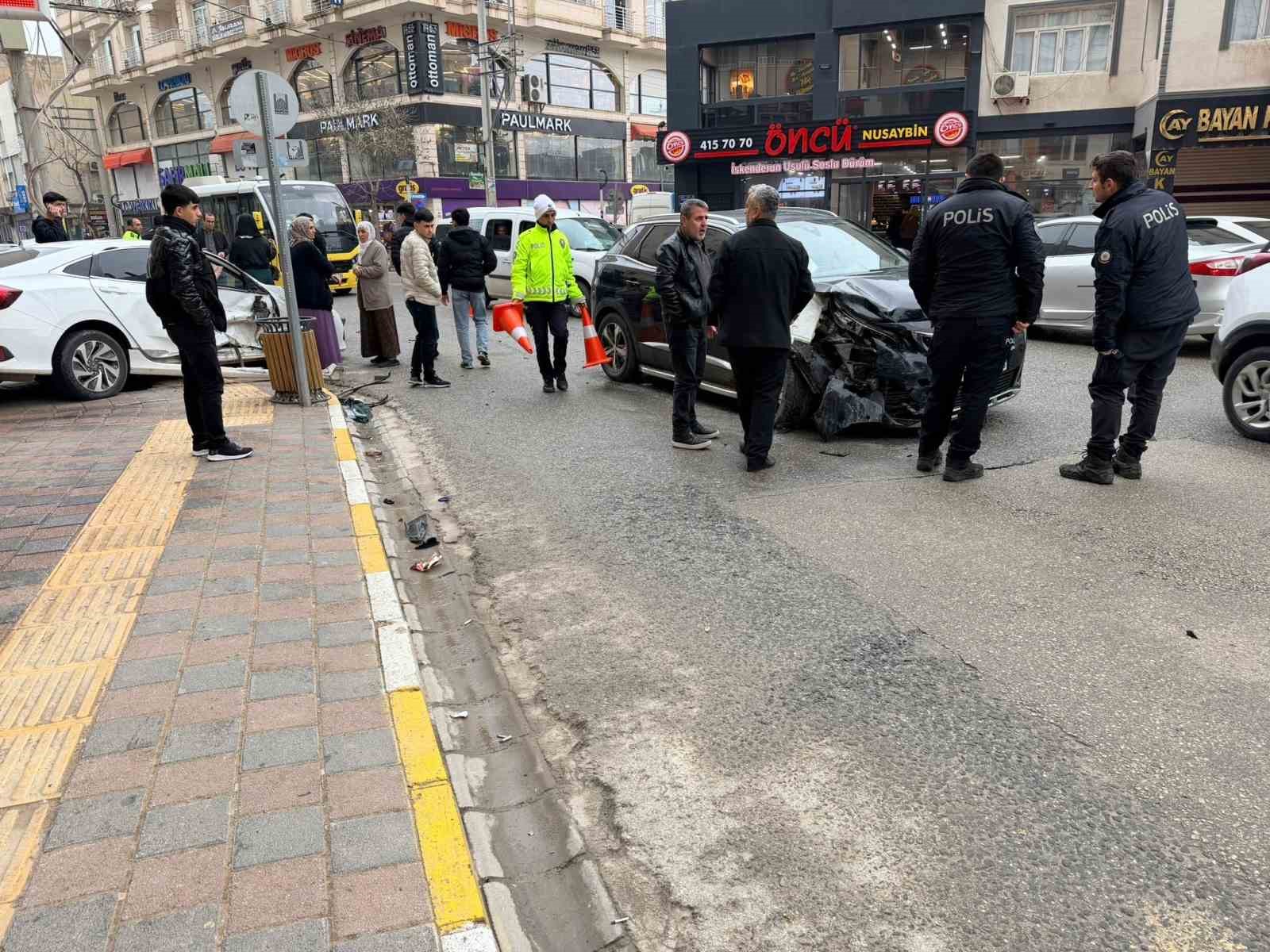 Mardin&rsquo;de otomobiller &ccedil;arpıştı: 2 yaralı
