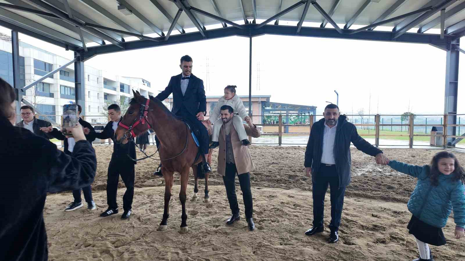 Esenyurt&rsquo;ta sıra dışı nikahta gelin ve damat at &uuml;st&uuml;nde d&uuml;nya evine girdi
