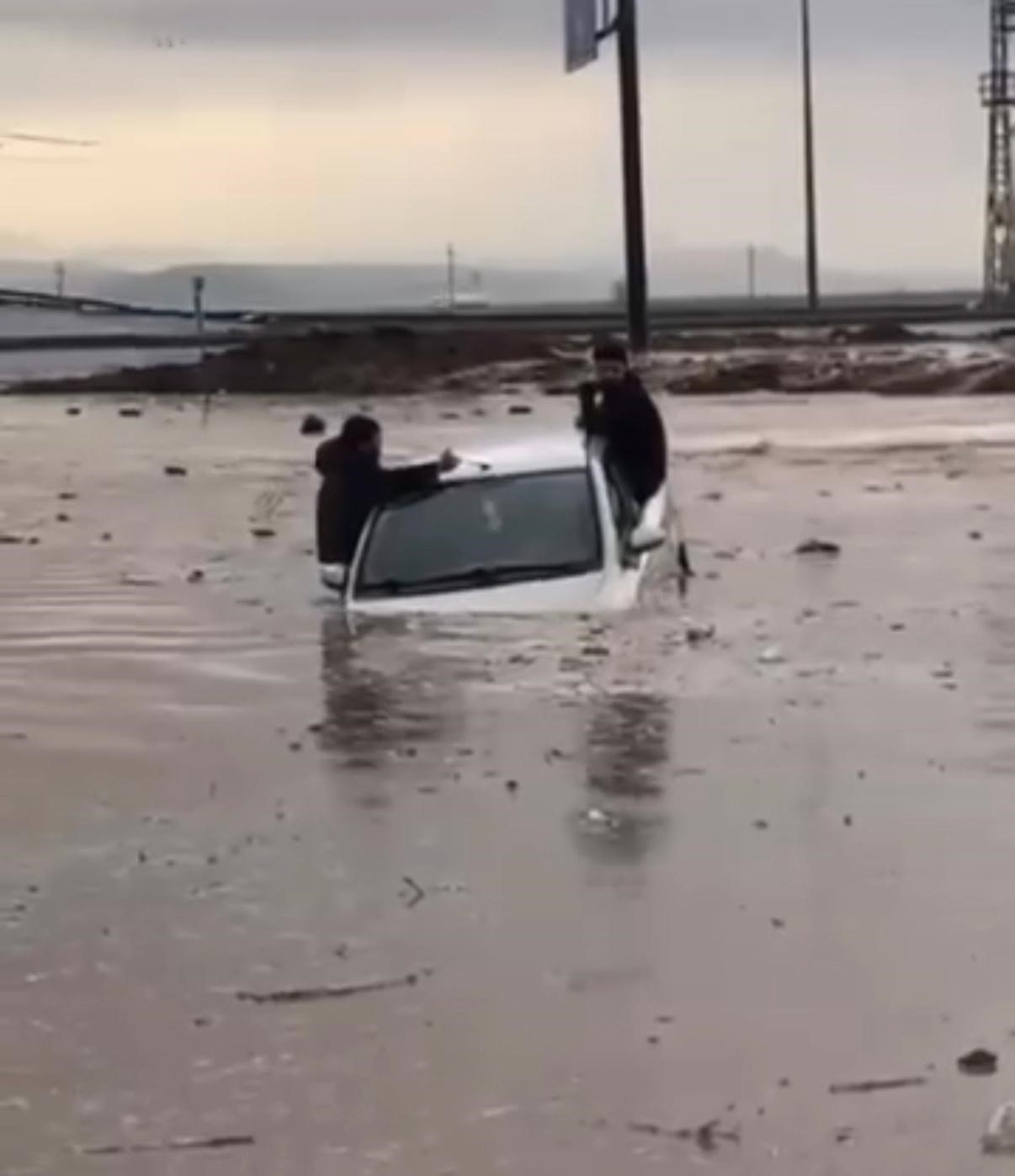 Silopi&rsquo;de otomobille suda mahsur kalan 2 kişi kurtarıldı
