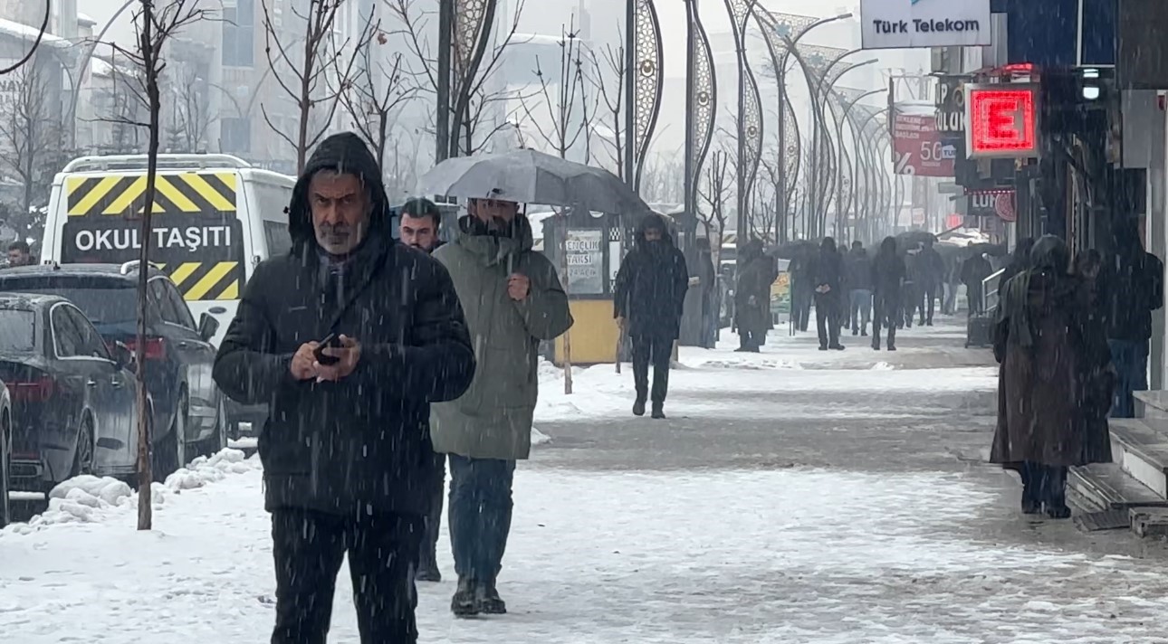 Yüksekova’da uçak seferlerine kar ve sis engeli