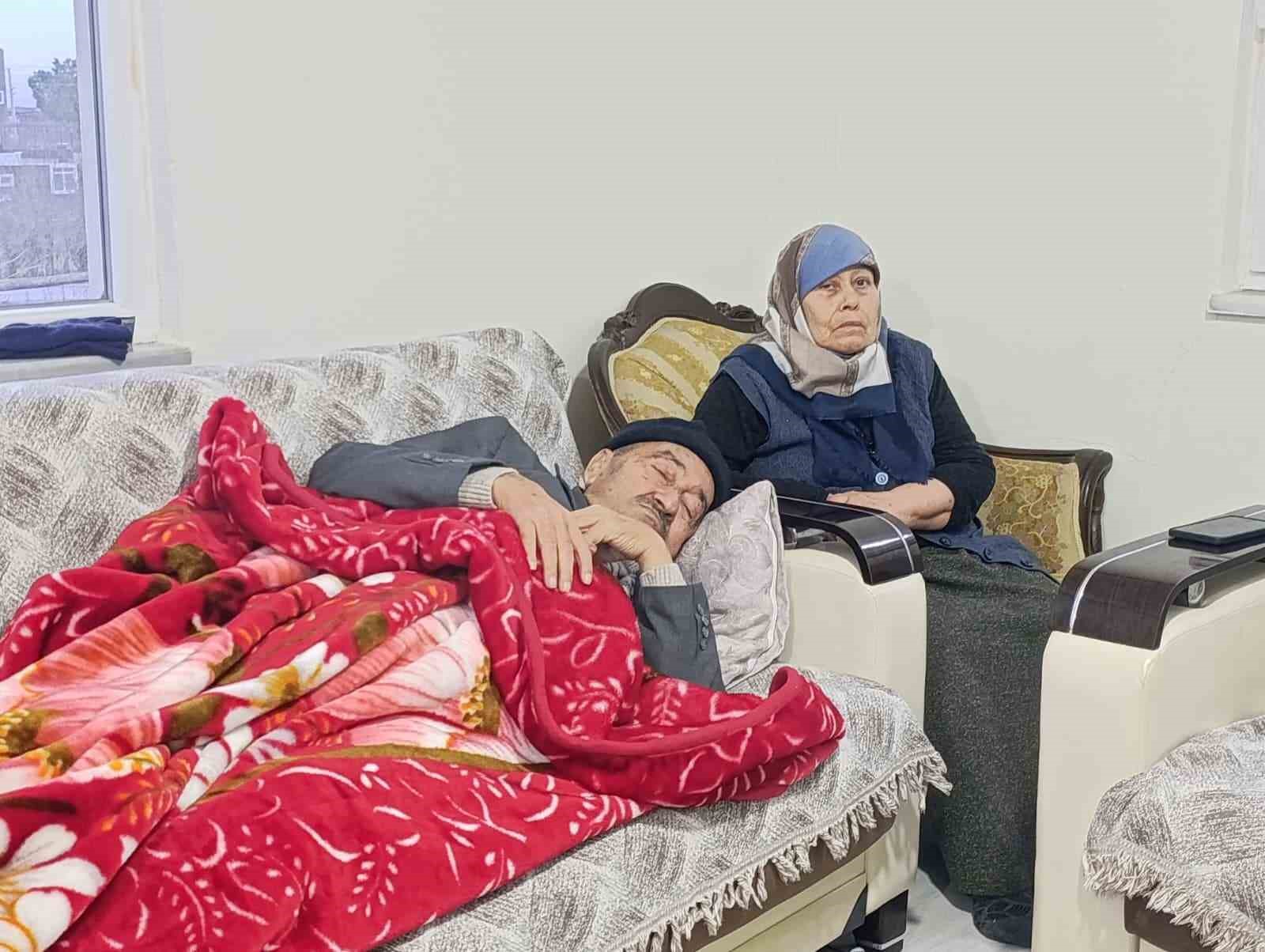 Evlerini devrettikleri oğulları kazada ölünce gelin evi sattı, yaşlı çift ortada kaldı iddiası