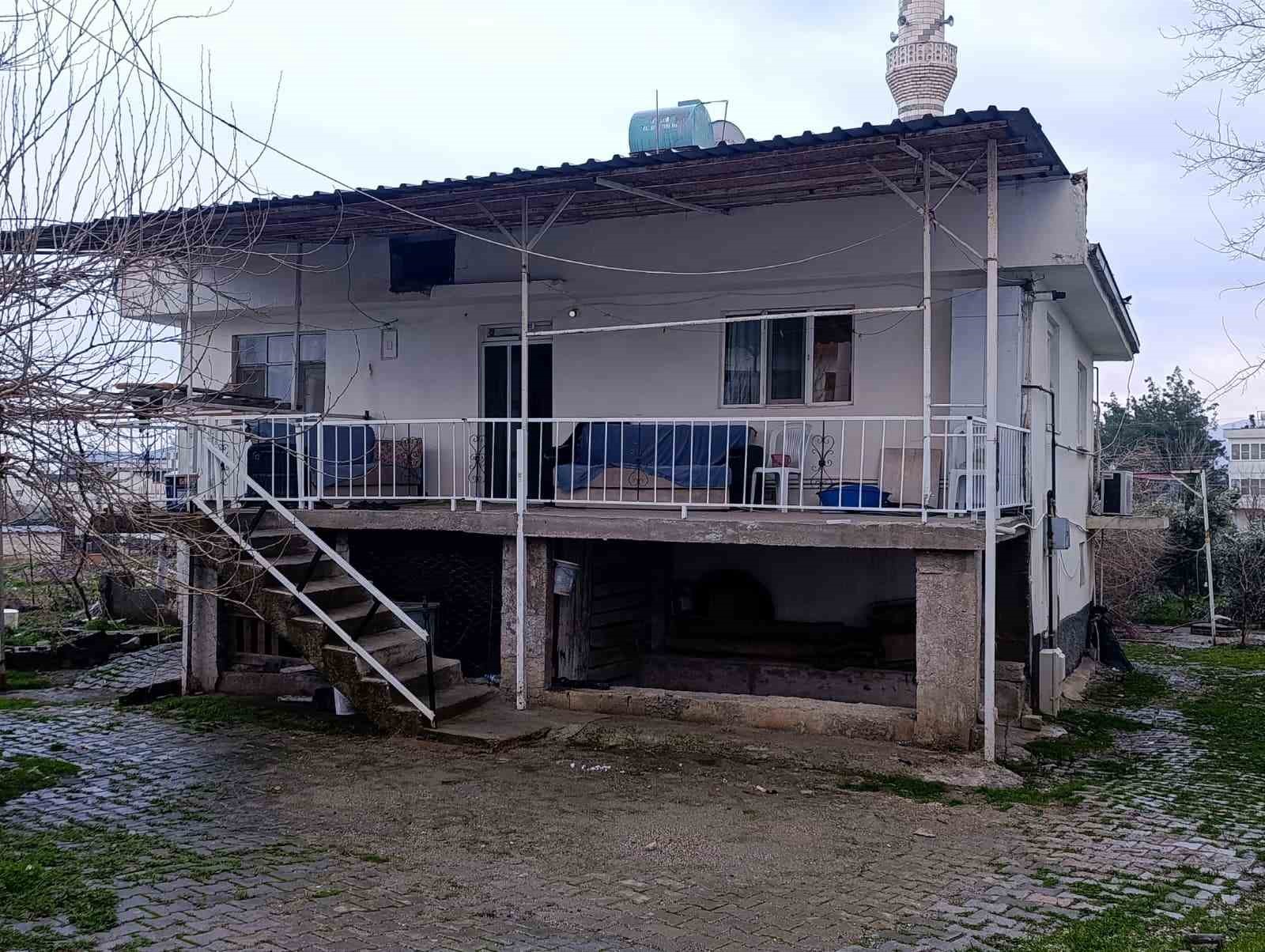 Evlerini devrettikleri oğulları kazada ölünce gelin evi sattı, yaşlı çift ortada kaldı iddiası