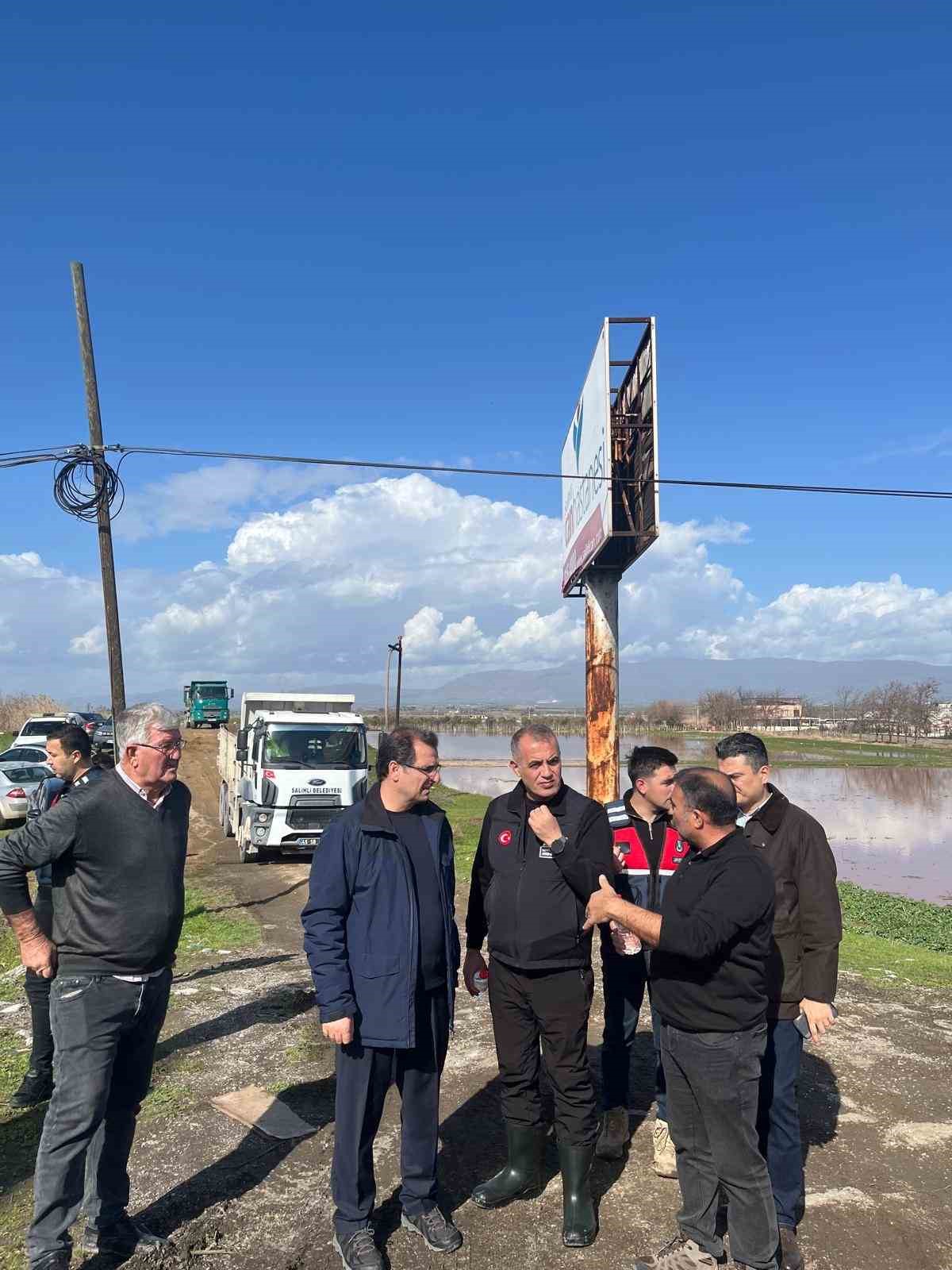 Kaymakam G&uuml;ldoğan, Salihli&rsquo;de yağıştan zarar g&ouml;ren b&ouml;lgeleri inceledi
