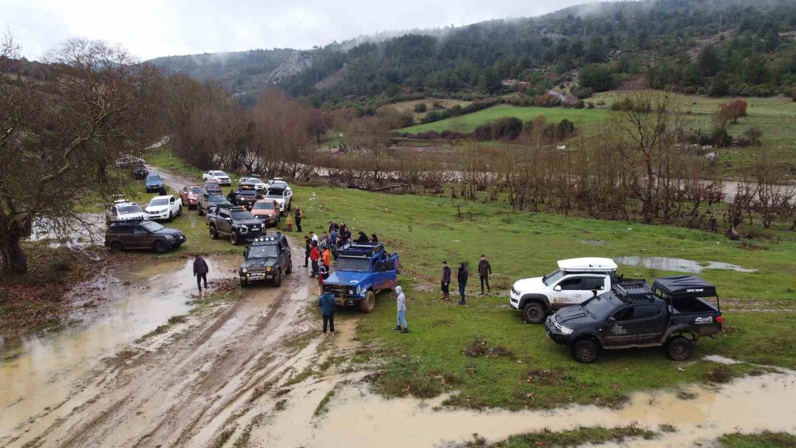 Yağmur ve &ccedil;amur off-road tutkunlarını durduramadı
