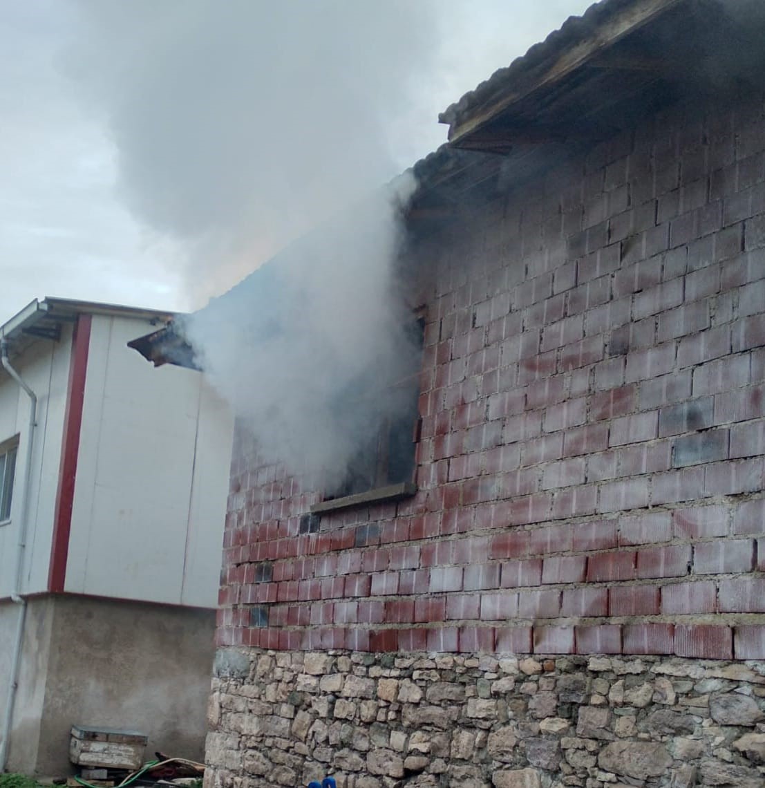 Selendi’de bir yıllık emek dakikalar içinde kül oldu