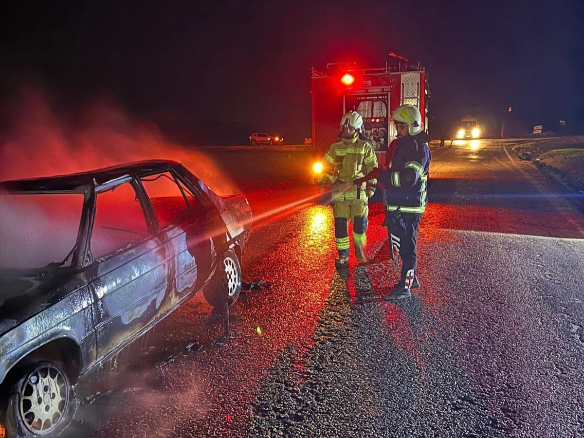 Seyir halindeki otomobil yanarak kullanılamaz hale geldi
