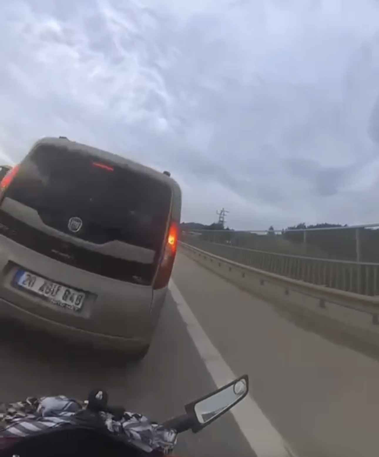 Bursa’da 113 kilometre hızla giden motosikletli çarptığı araca girdi