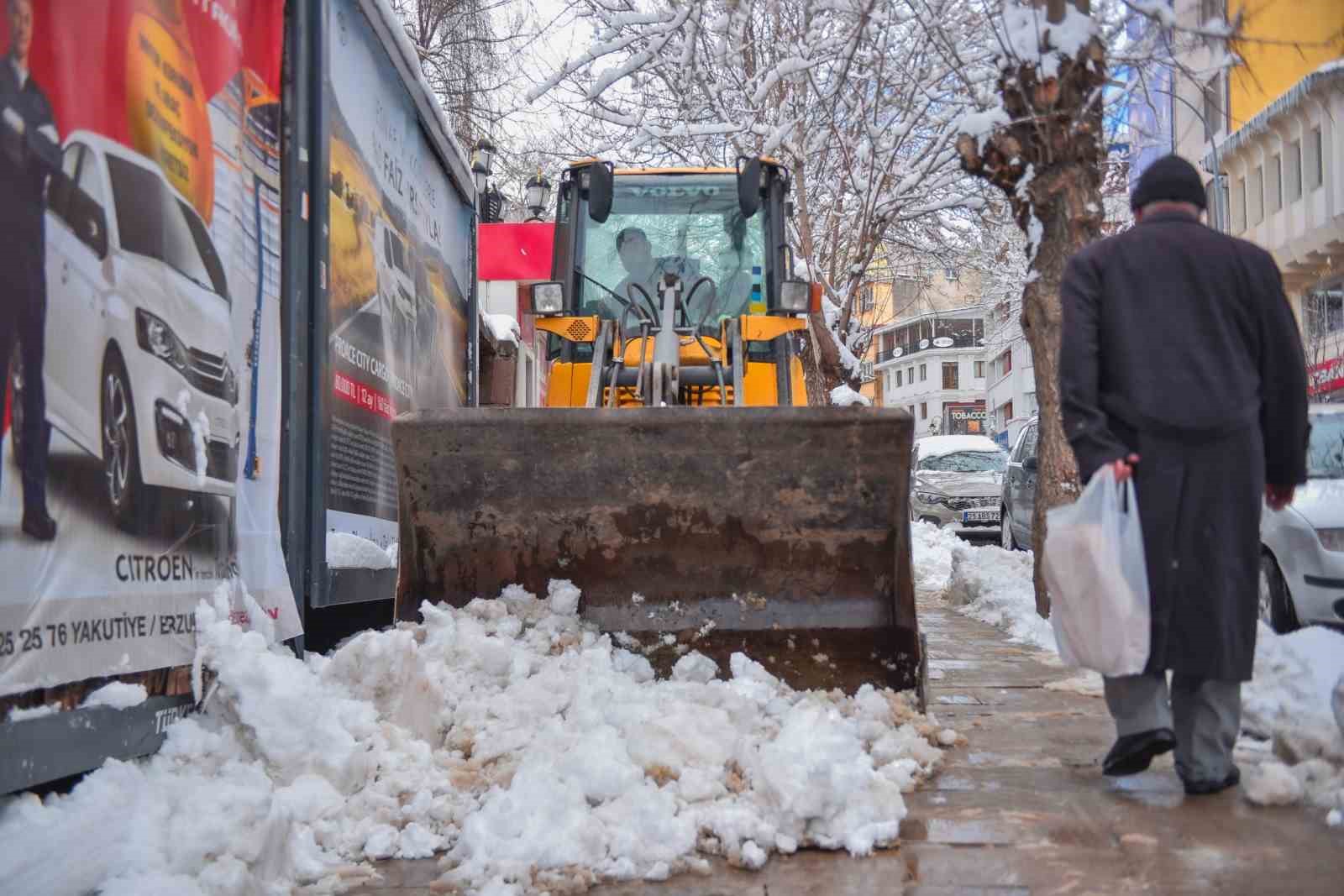 Bin 200 personel ve 400 araç sahada karla mücadele yapıyor