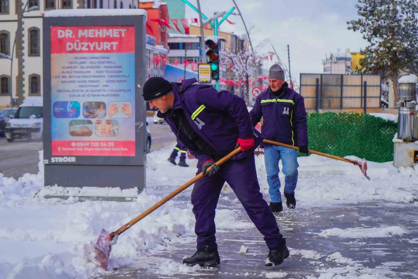 Bin 200 personel ve 400 ara&ccedil; sahada karla m&uuml;cadele yapıyor
