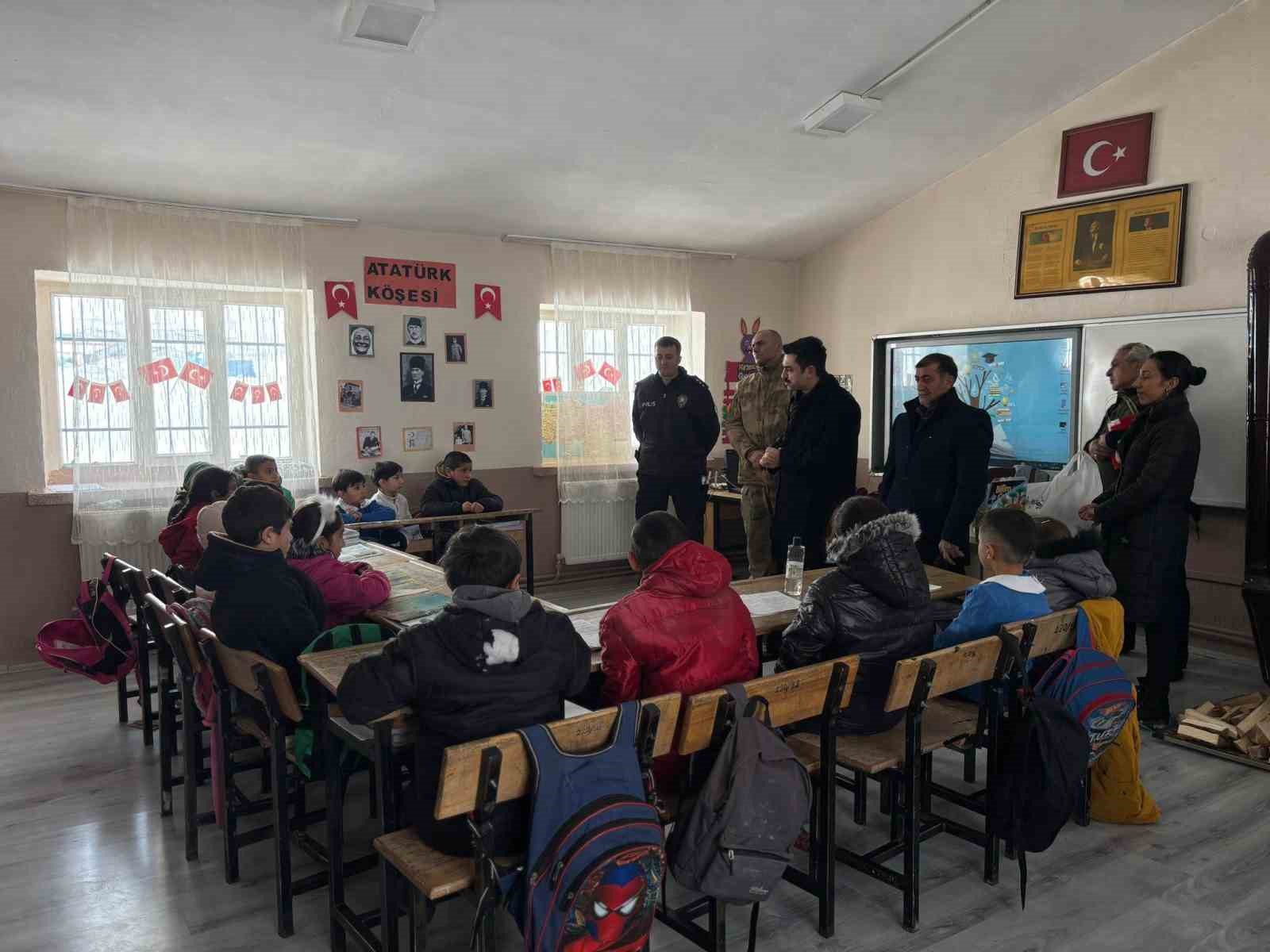 Susuz Kaymakamı Tutal&rsquo;dan &ouml;ğrencilere anlamlı mesaj
