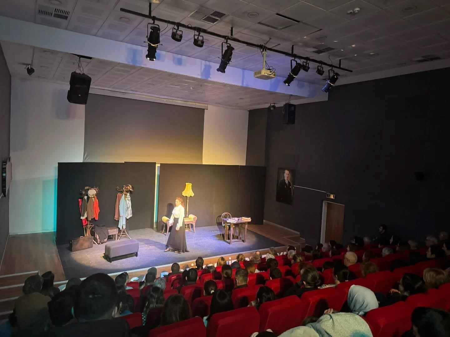 Sarıgöl’de tek kişilik oyun ilgi gördü