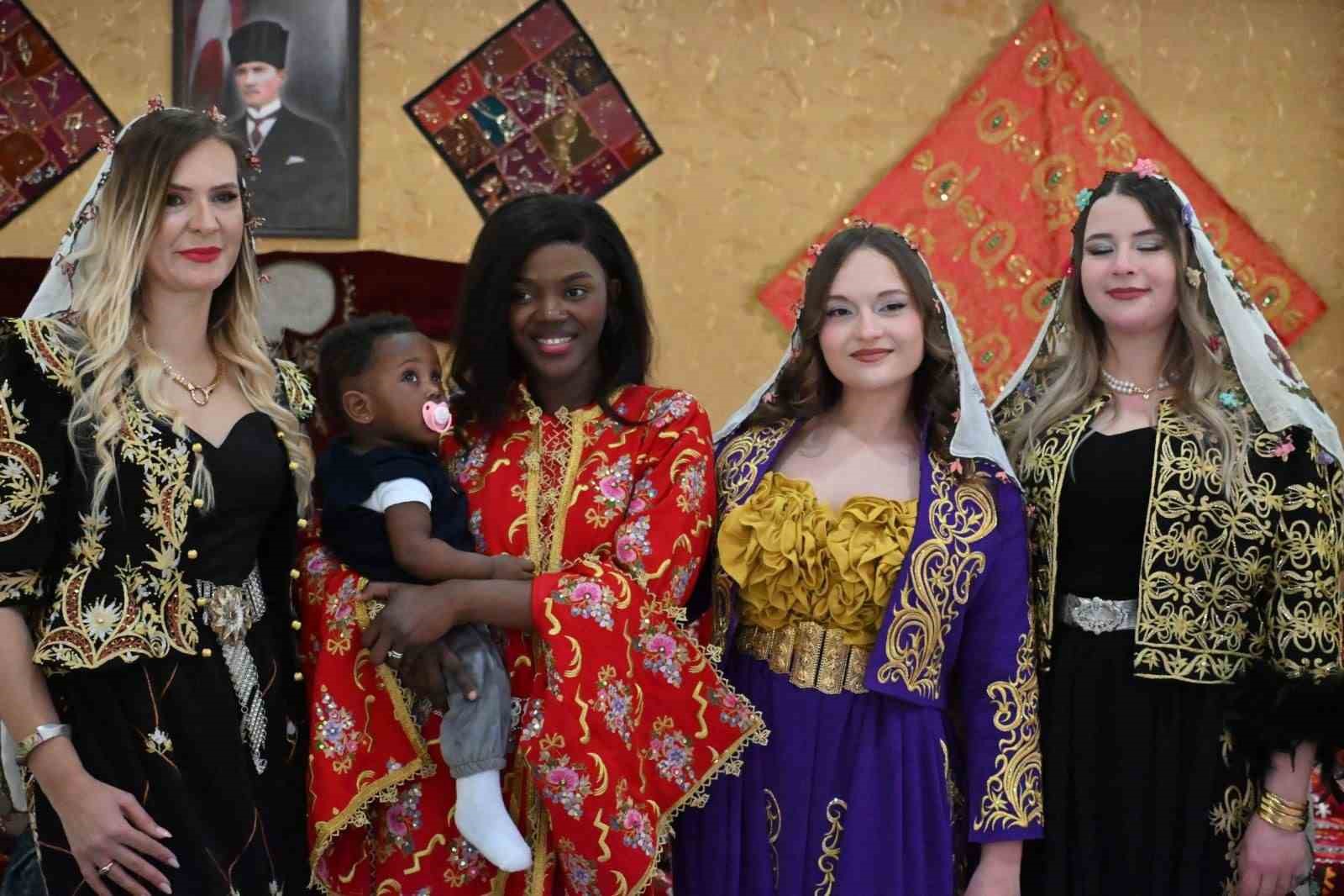 Kütahya’da şalvar etkinliğinde Kongolu Michelle ilgi odağı oldu