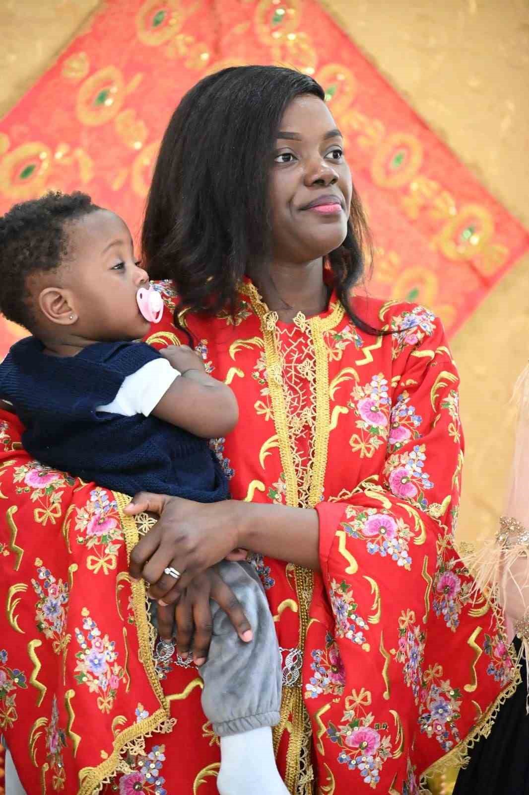 K&uuml;tahya&rsquo;da şalvar etkinliğinde Kongolu Michelle ilgi odağı oldu
