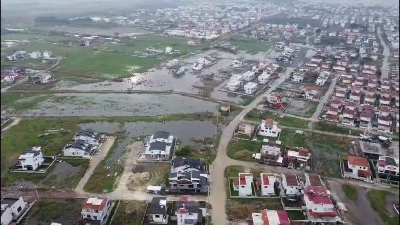 Dikili&rsquo;de yağış durdu, sular kaldı
