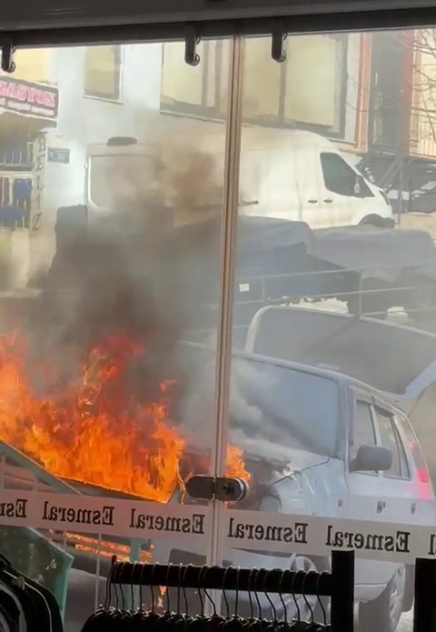 Ermenek&rsquo;te seyir halindeki otomobil alev alarak yandı
