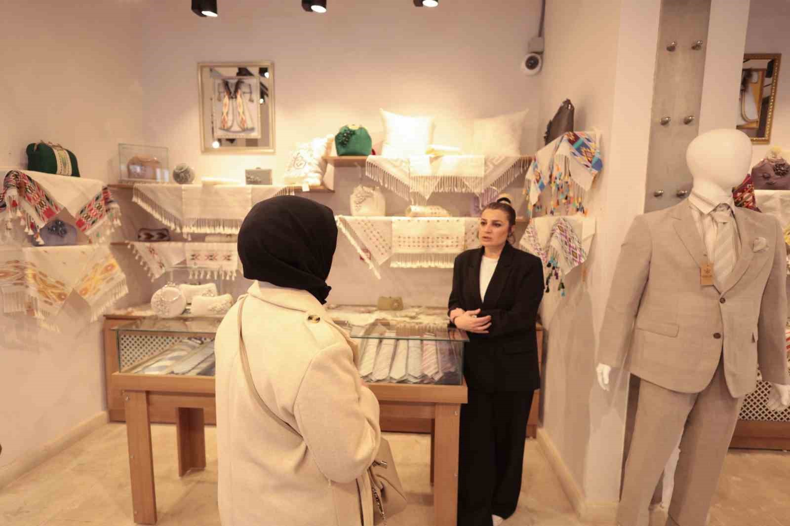 Kenevir ve ipek dokuma at&ouml;lyesi hem &uuml;retiyor hem de kadın istihdamına katkı sağlıyor
