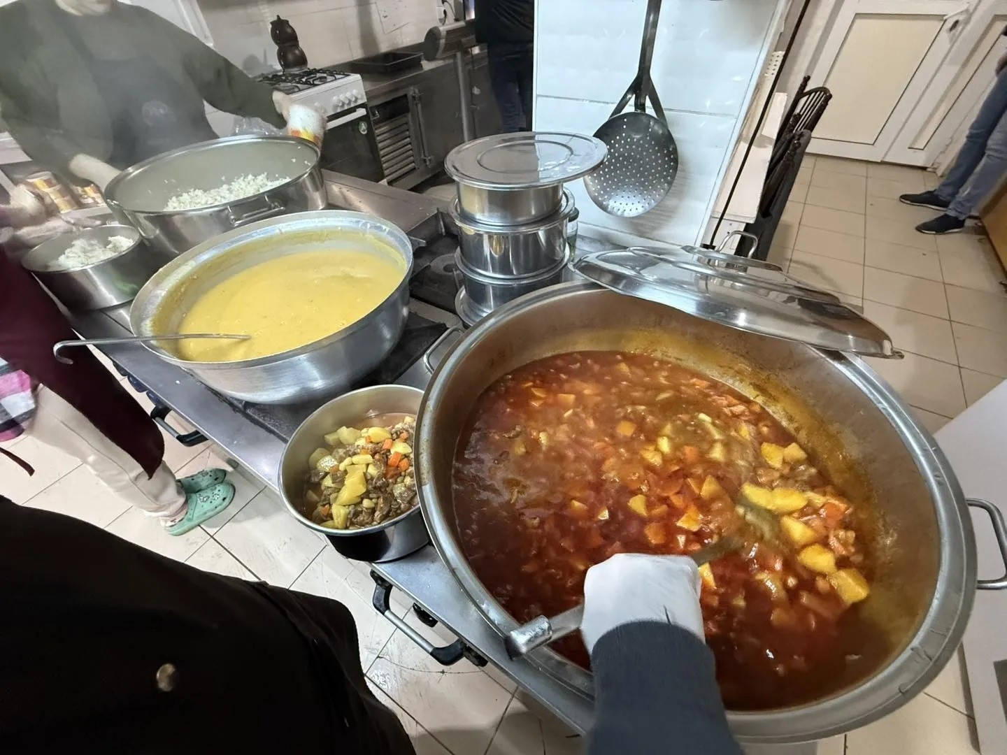 Ayancık’ta ihtiyaç sahiplerine sıcak yemek desteği