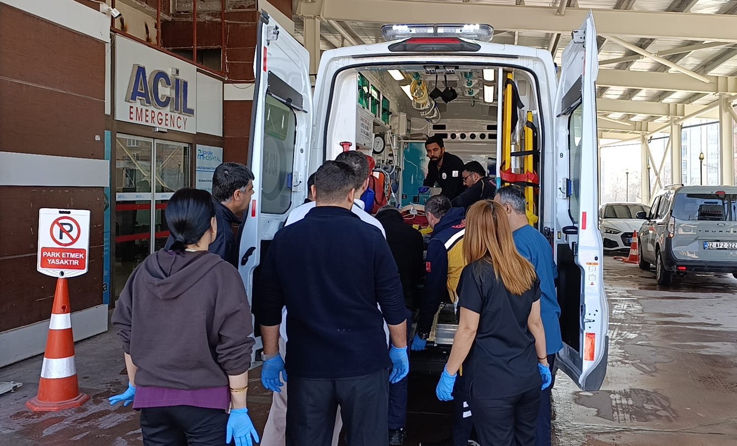 Tekeri çıkan otomobil takla attı: 1’i ağır 2 yaralı
