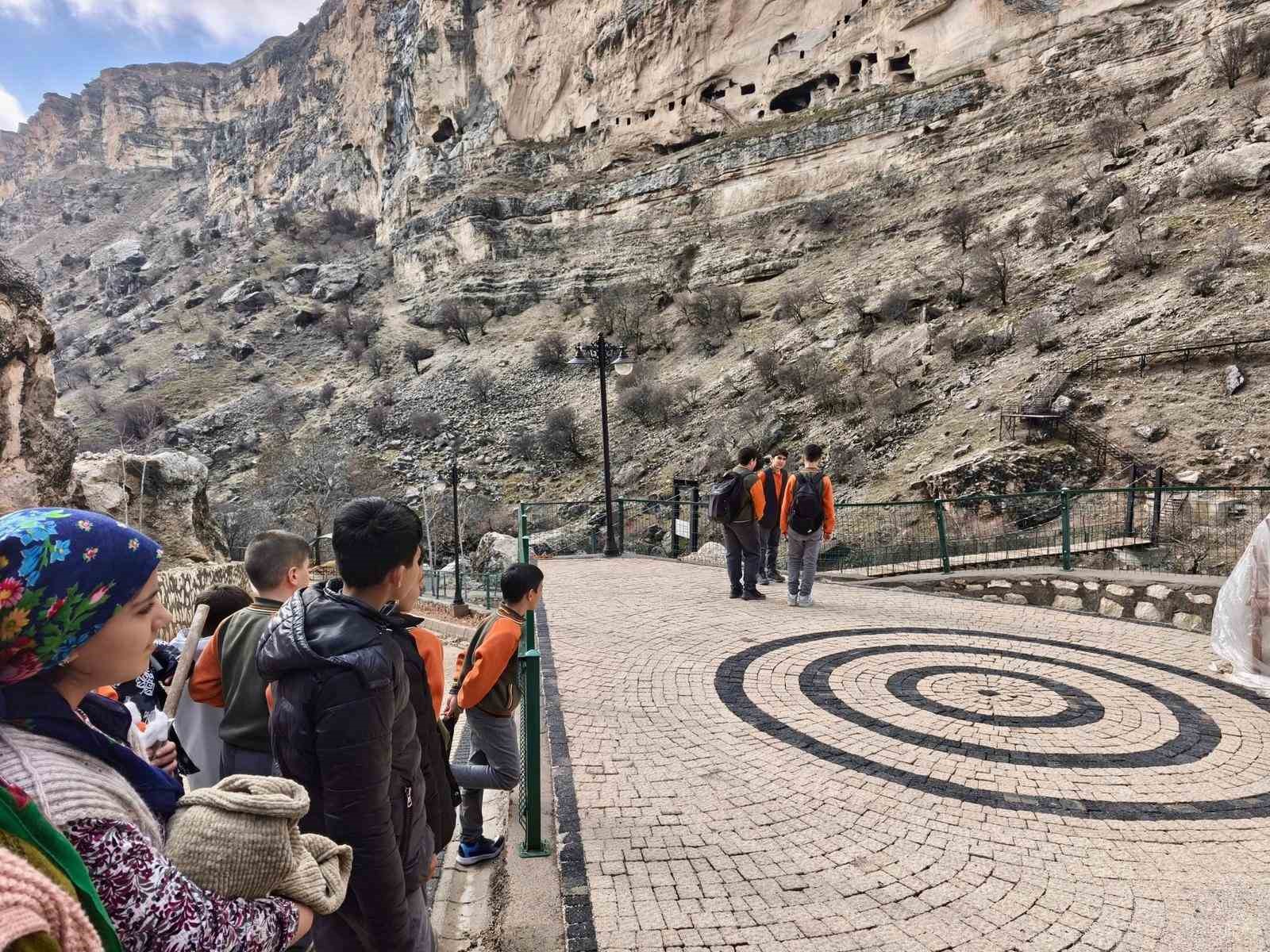 Tarihi İn Delikleri&rsquo;nde okul dışı &ouml;ğrenme etkinliği
