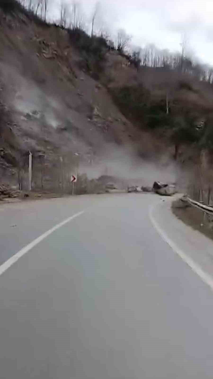 Rize&rsquo;de heyelan k&ouml;y yolunu ulaşıma kapattı
