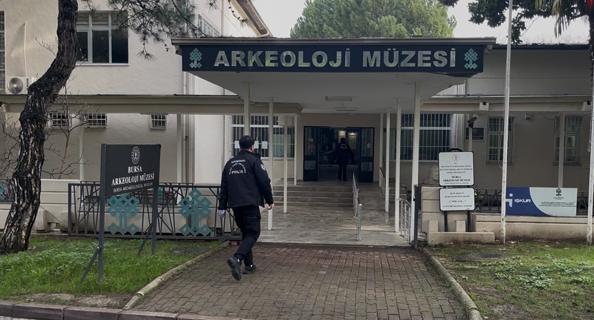 Bursa&rsquo;da "pes" dedirten olay: Piknikte bulduğu top mermisini 10 g&uuml;n evinde saklayıp m&uuml;zeye getirdi
