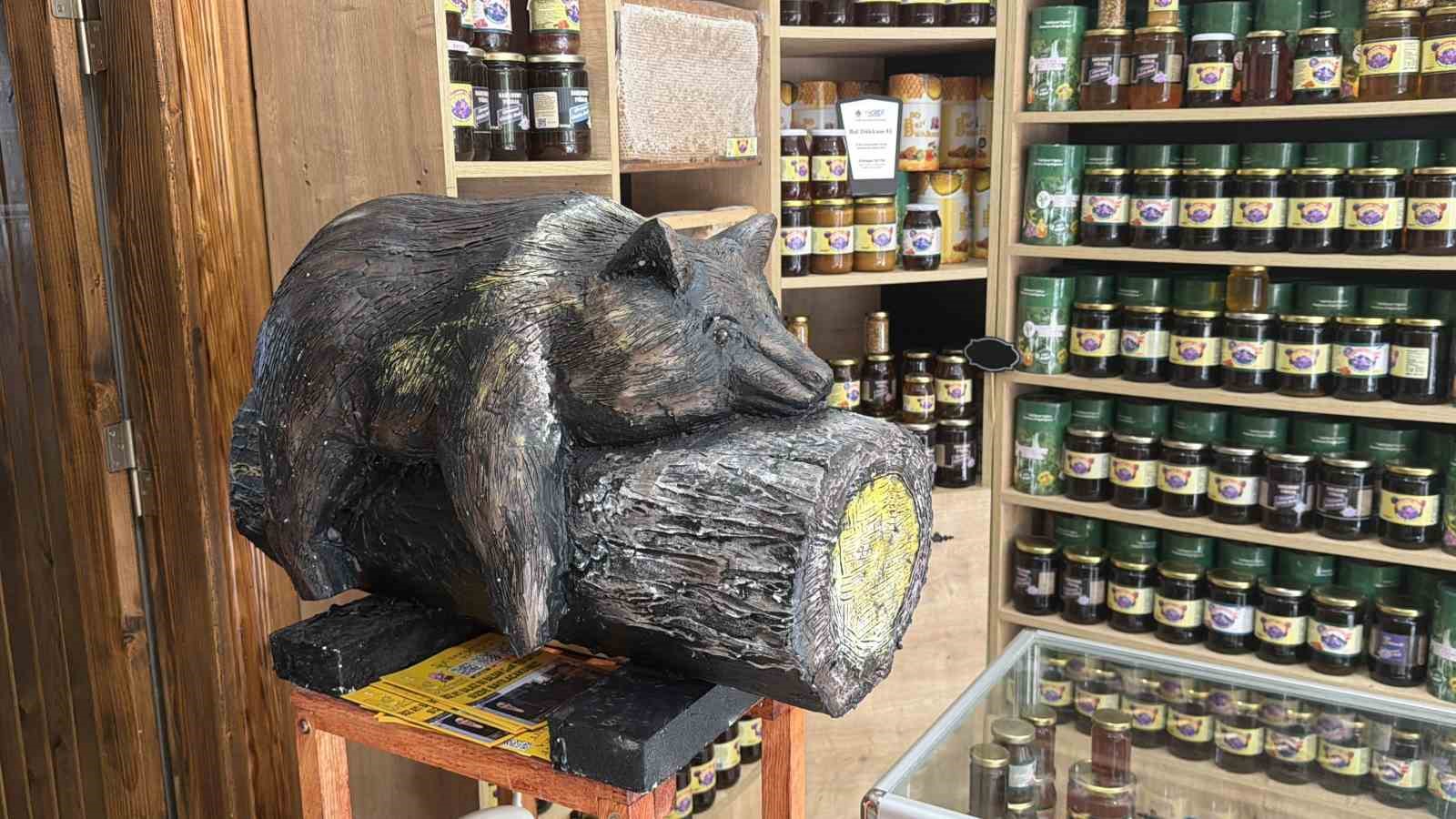 Viral olan ayı, satışları katladı: Balcı dükkanının başköşesine ’bayılan ayı’ dekoru yerleşti