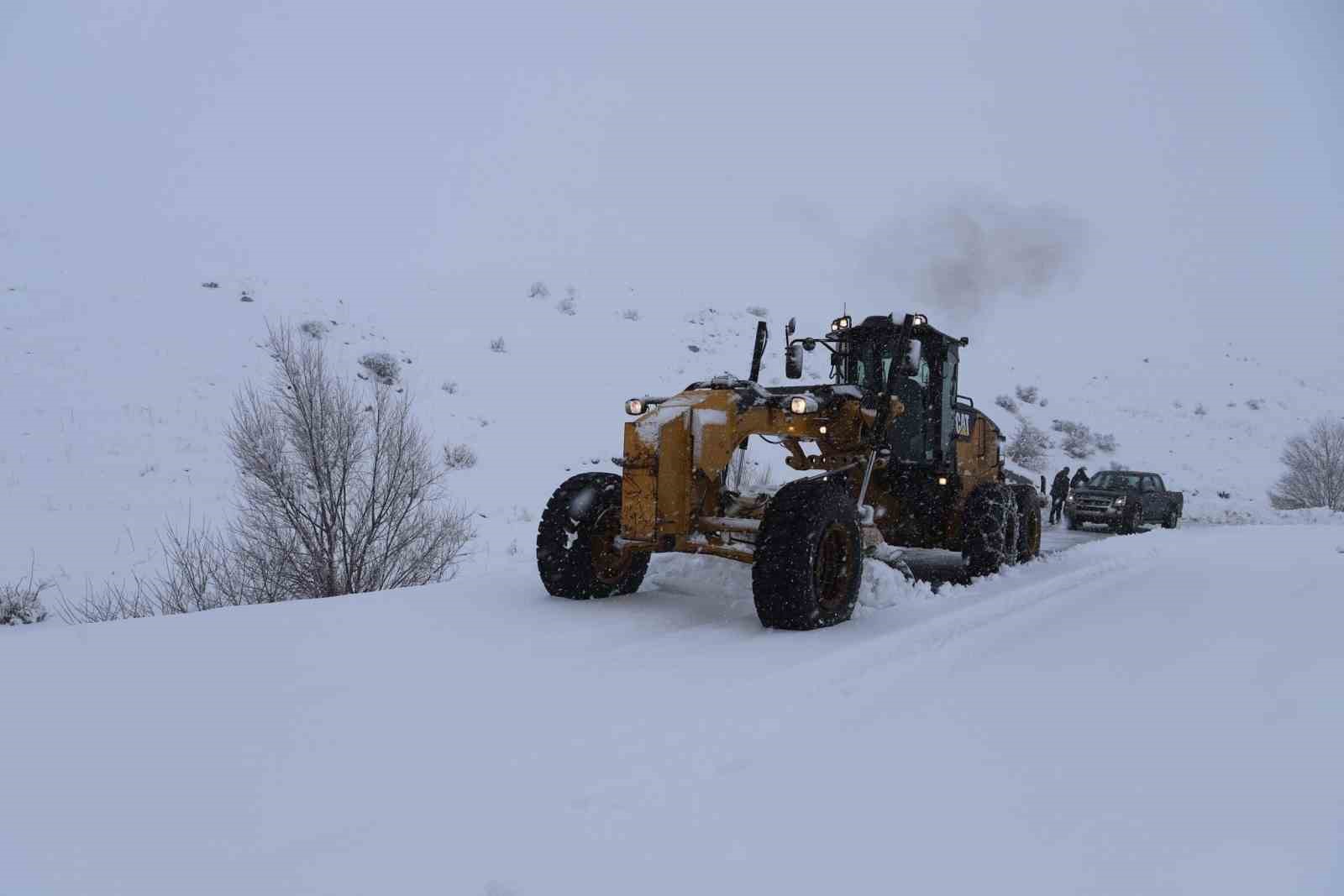 Ağrı’da yoğun kar yağışı: 377 köy yolu ulaşıma kapandı
