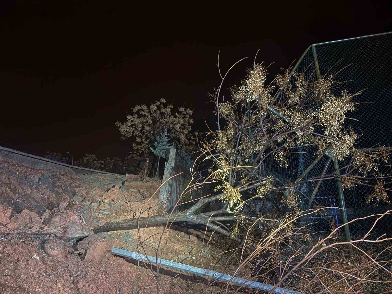 Siirt’te okulun istinat duvarı çöktü, iki okulda eğitime ara verildi