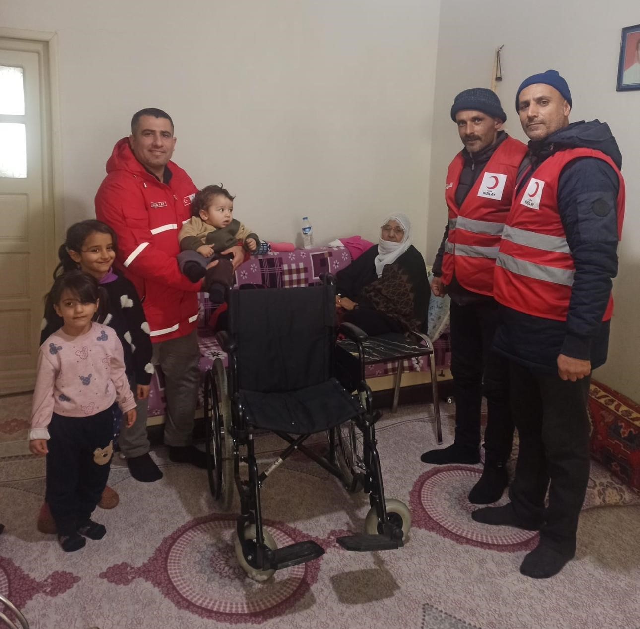 Kızılay’dan gazi eşine tekerlekli sandalye desteği