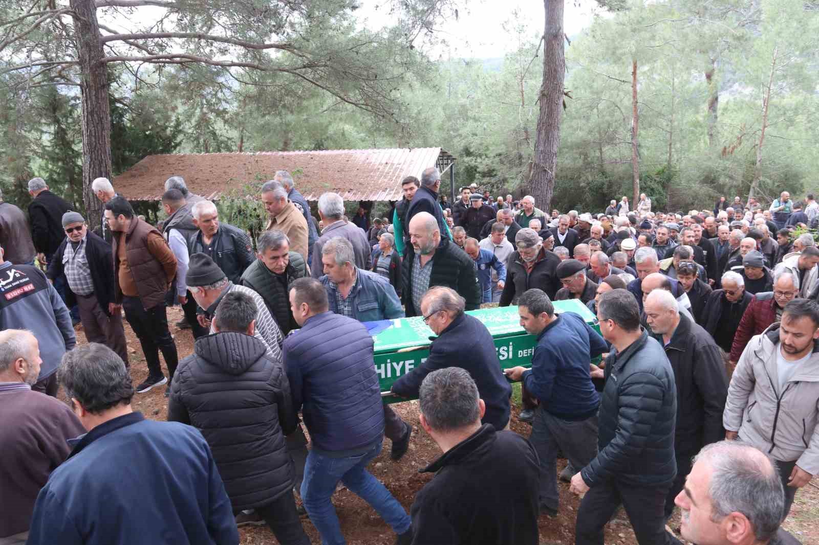 Babaanne ve 3 yaşındaki torunu toprağa verildi
