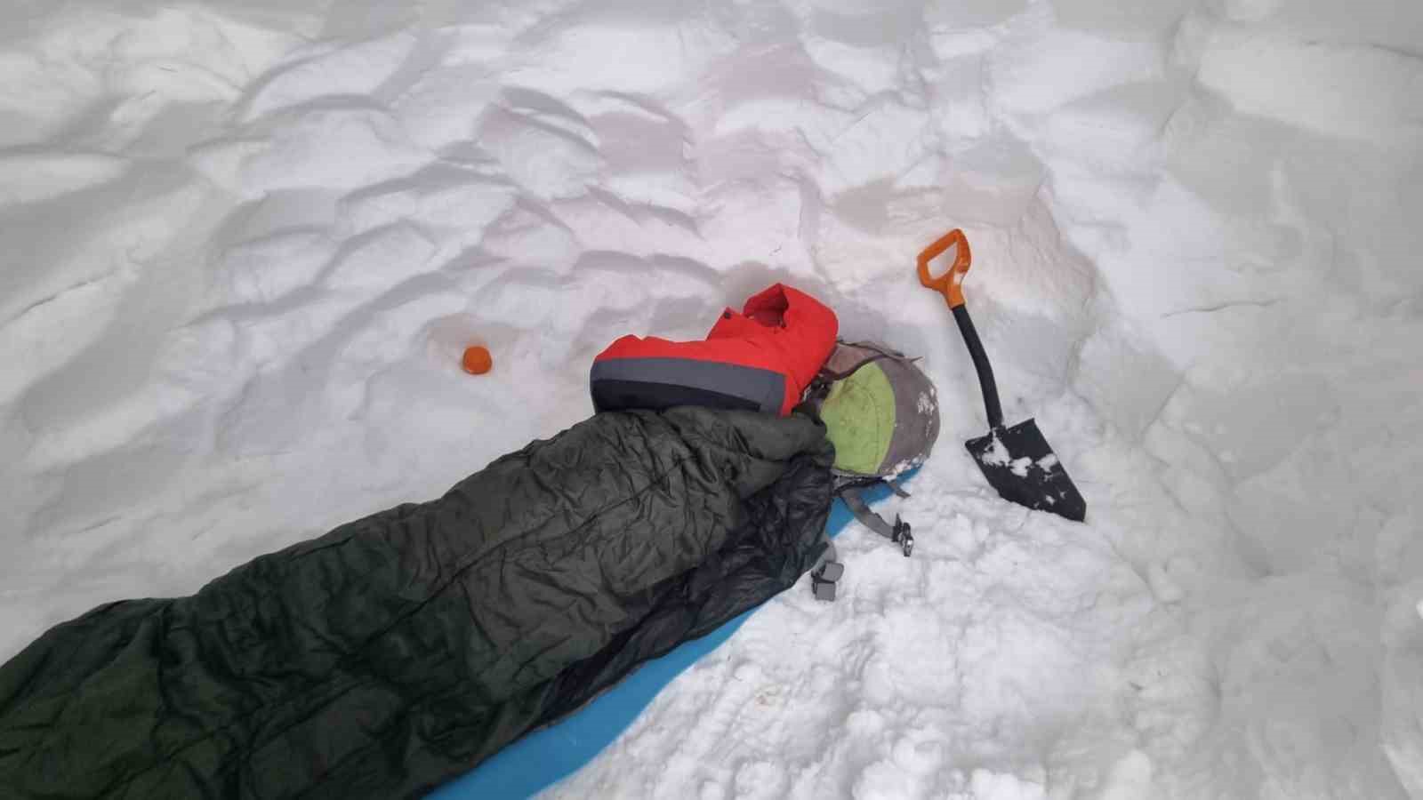 Dağcılar Bubi Dağı&rsquo;na kış tırmanışı yaptı, zirvede kar mağarası oluşturdu
