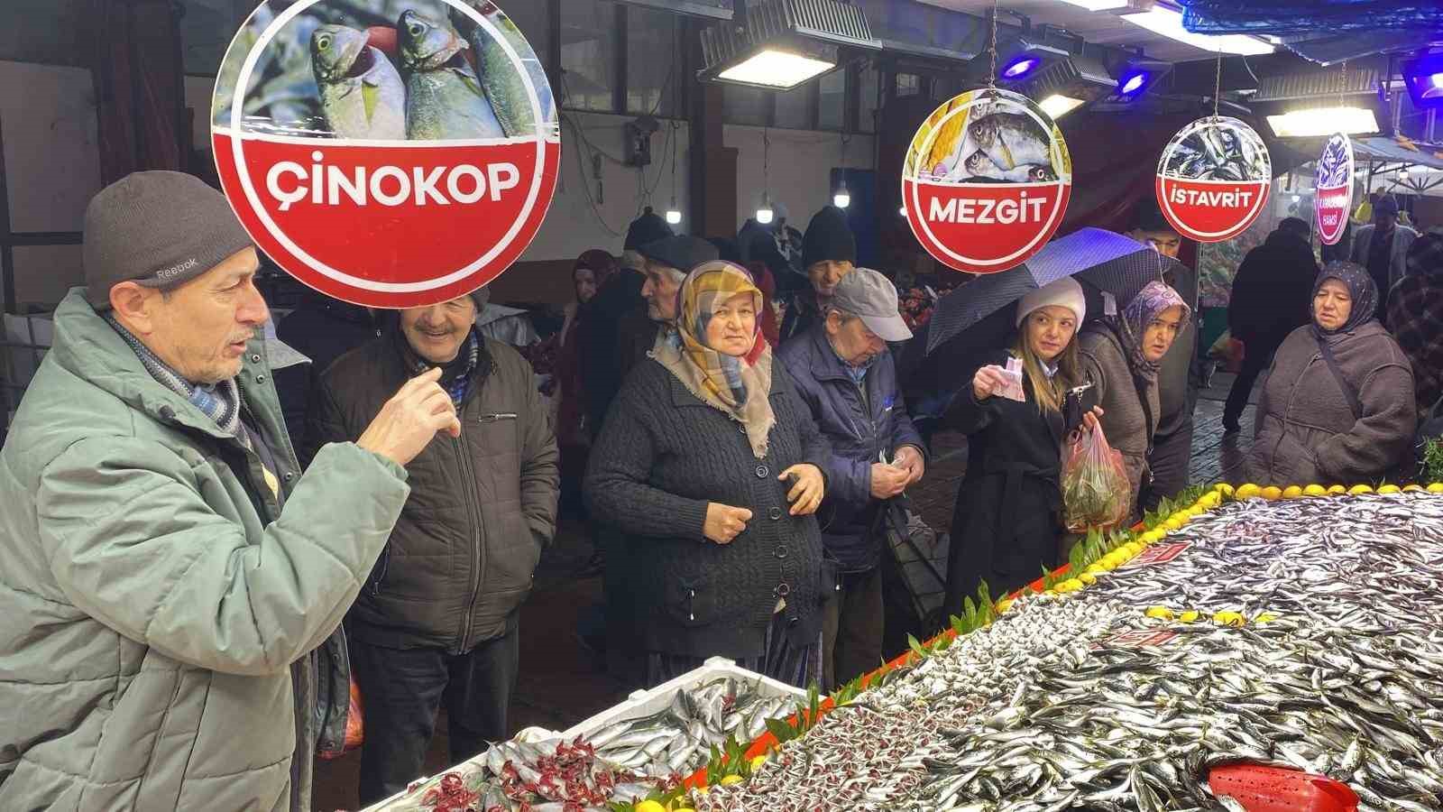 Bolu’da balık tezgahlarında hamsi bolluğu
