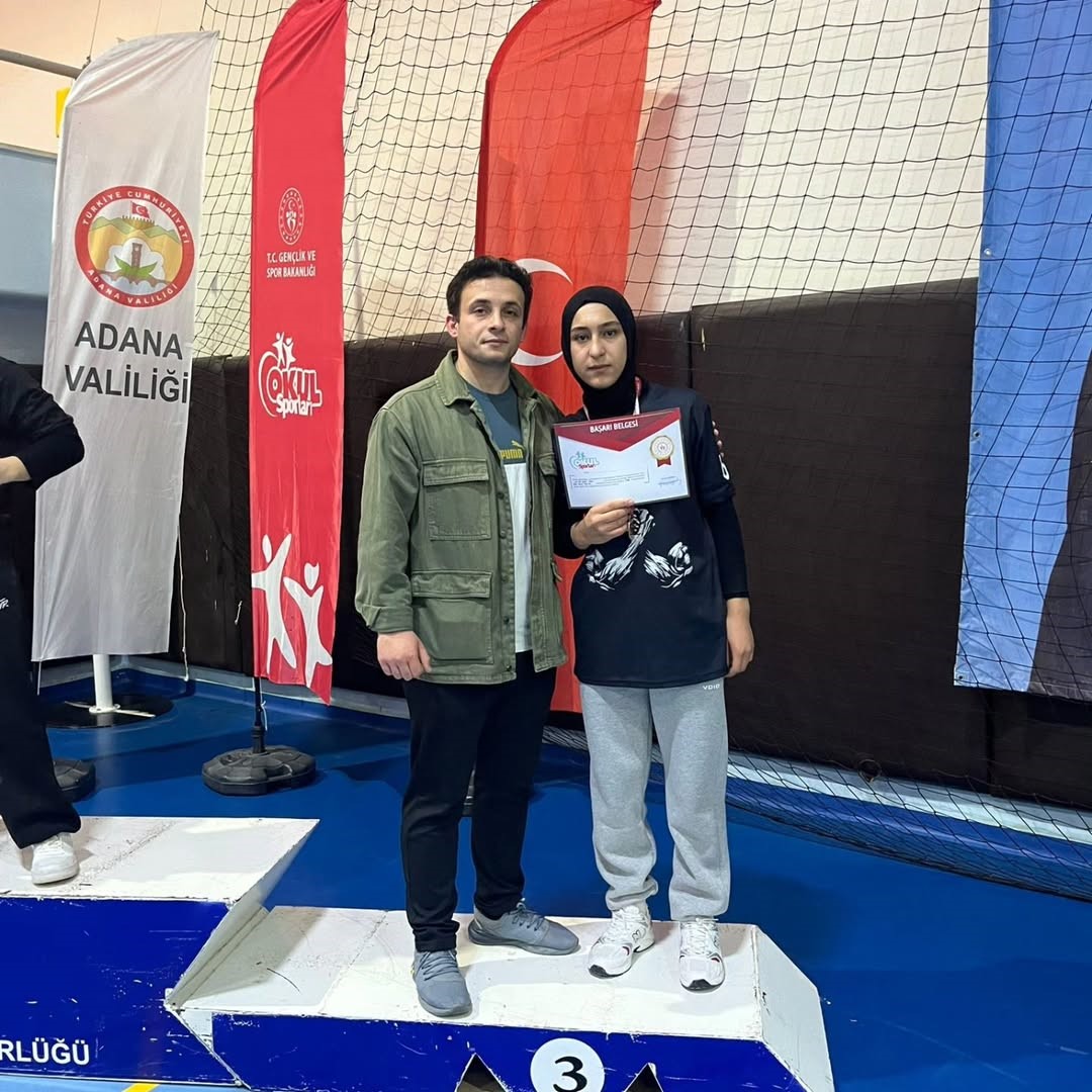 &Ouml;zalplı &ouml;ğrenci bilek g&uuml;reşinde T&uuml;rkiye &uuml;&ccedil;&uuml;nc&uuml;s&uuml; oldu
