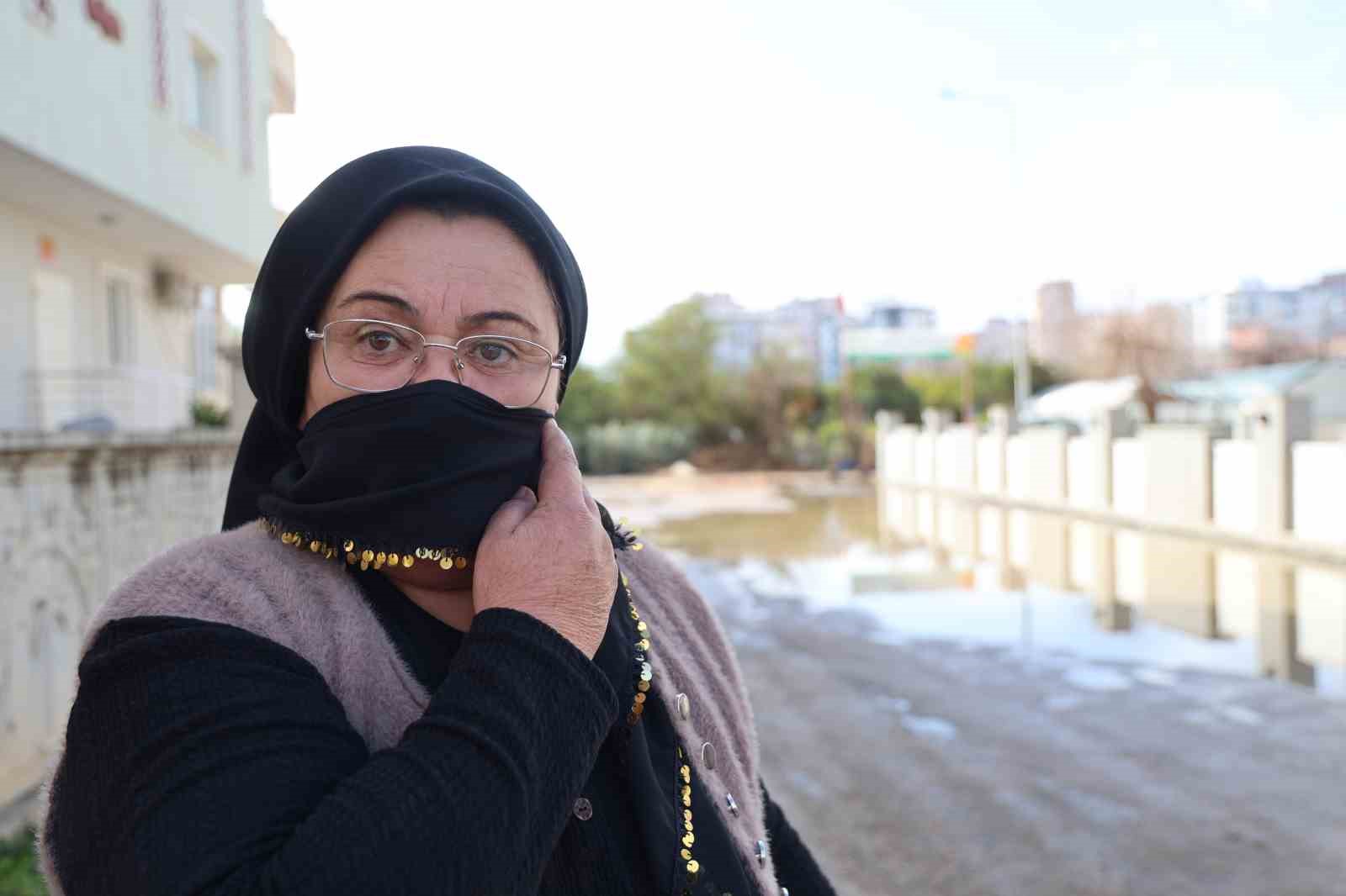 Adana&rsquo;da iğren&ccedil; manzara: Lağımlar sokağa taşıyor, &ccedil;ocuklar &uuml;zerinden atlamak zorunda kalıyor
