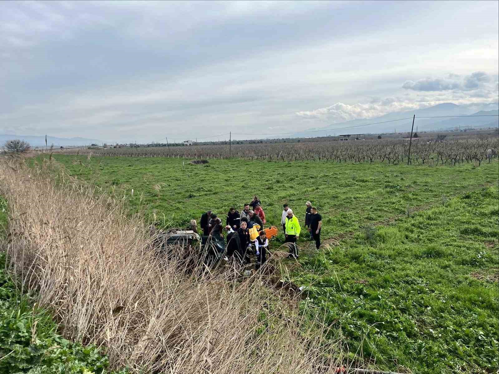 Manisa’da otomobil tarlaya uçtu: 2 yaralı