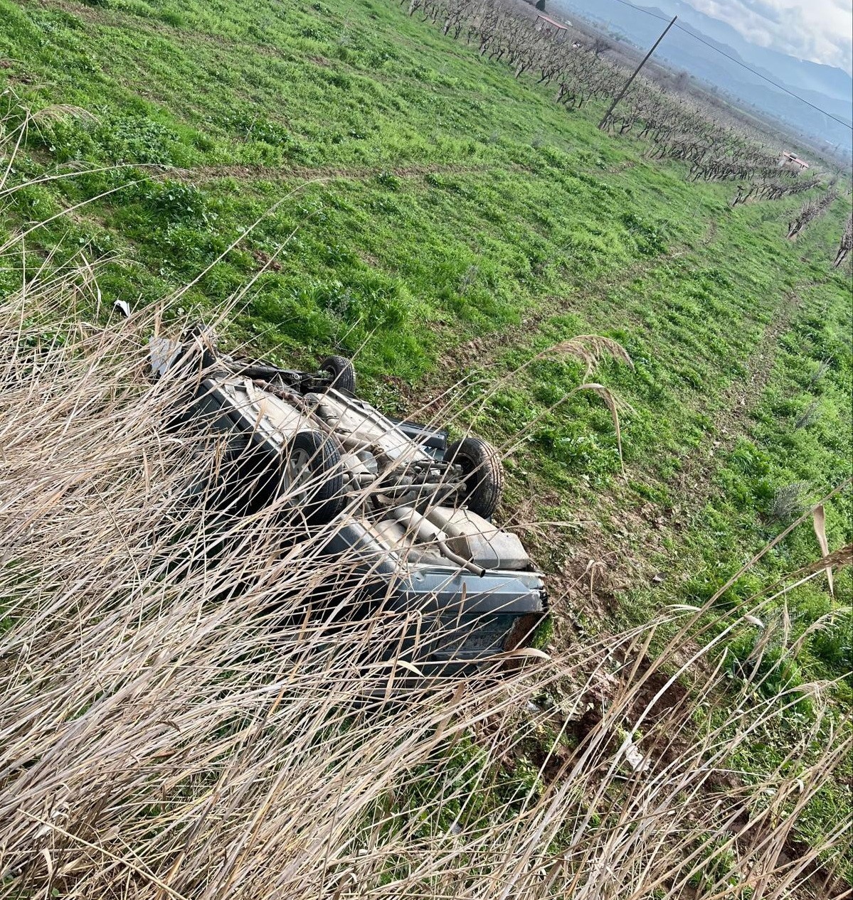 Manisa&rsquo;da otomobil tarlaya u&ccedil;tu: 2 yaralı
