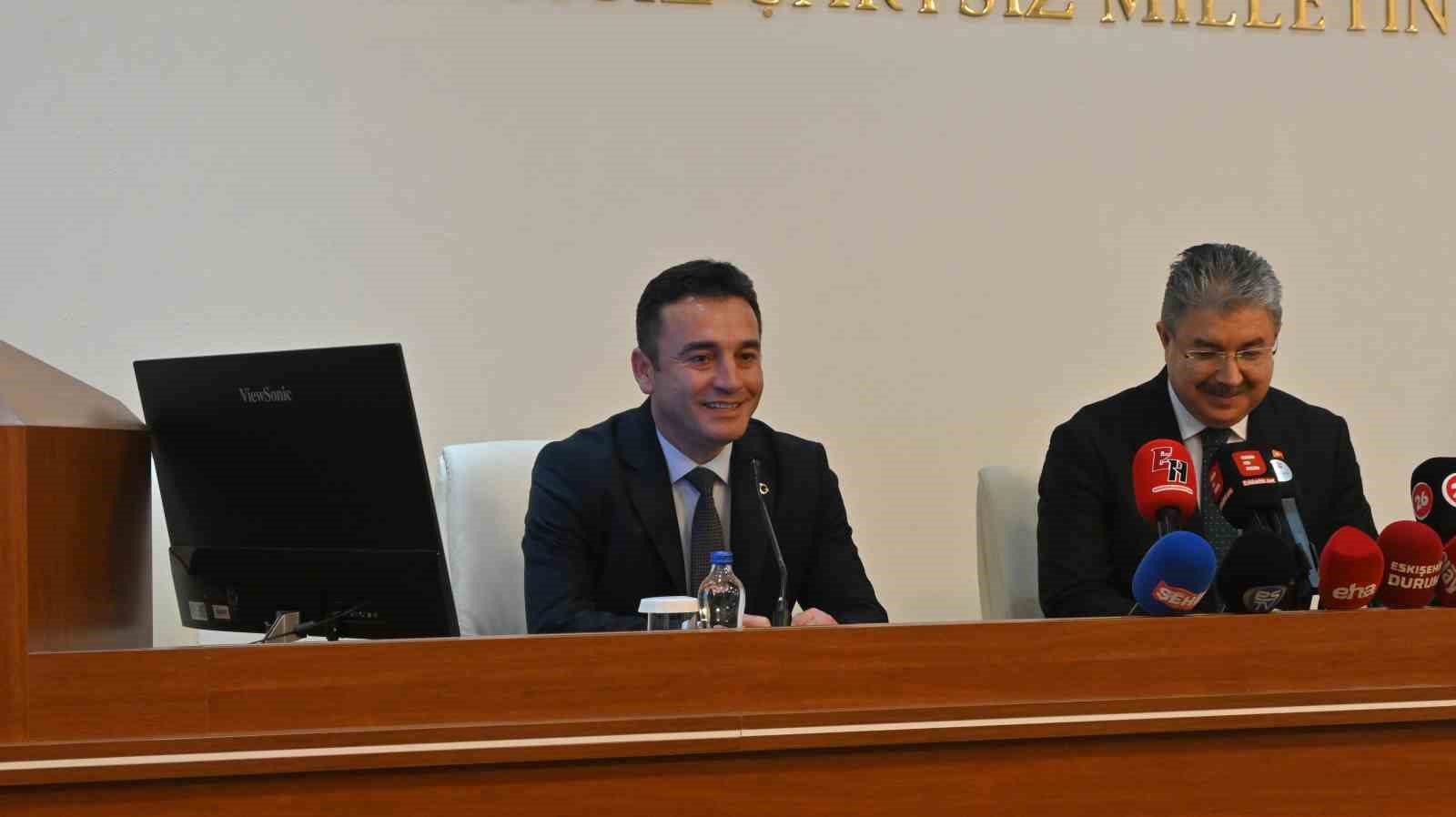 Vali Dr. Erdin&ccedil; Yılmaz&rsquo;a &rsquo;Sivrihisar Fahri Hemşehrilik Beratı&rsquo; takdim edildi
