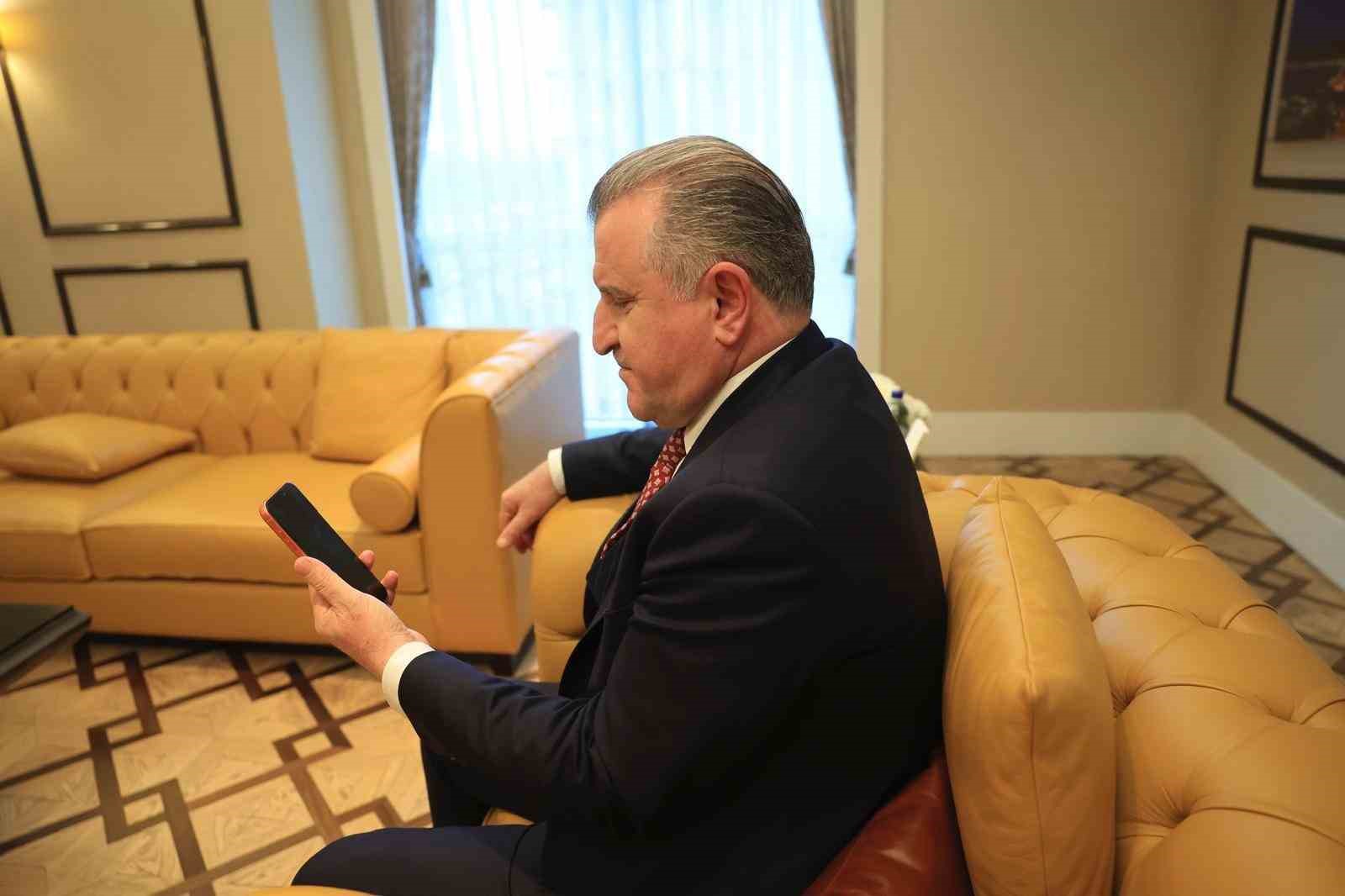 Bakan Bak, Kış Olimpiyatları&rsquo;nda yarışacak milli sporcularla g&ouml;r&uuml;şt&uuml;
