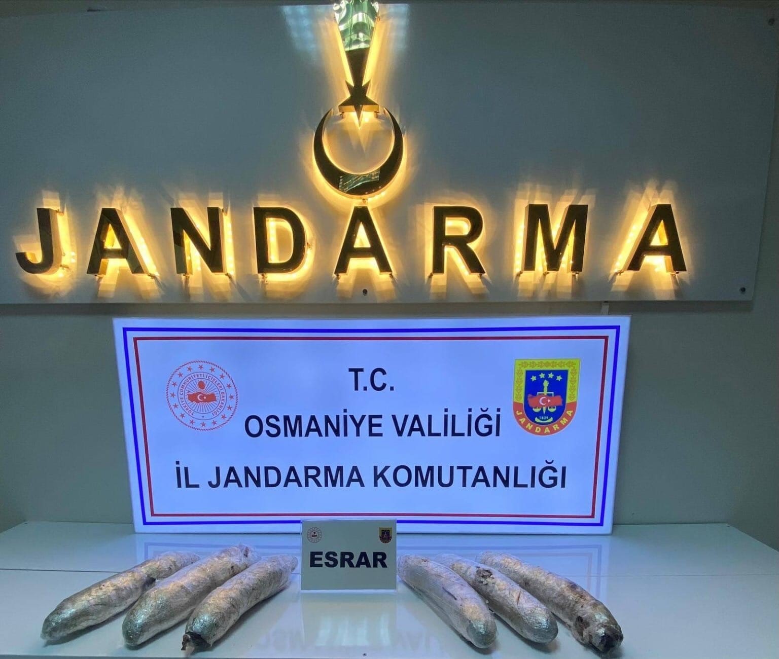 Yedek lastikten 2 kilo esrar çıktı