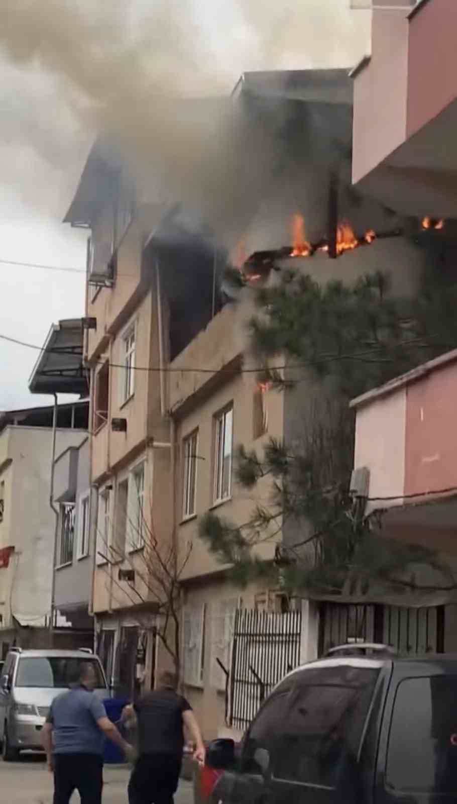 Bursa&rsquo;da yangında daire alev topuna döndü
