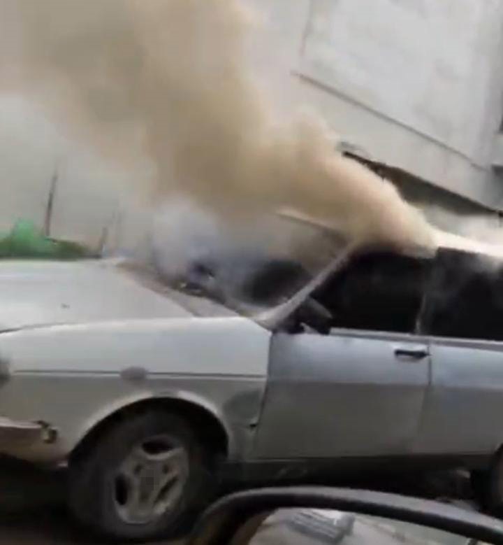 Bursa&rsquo;da park halindeki otomobil alevlere teslim oldu