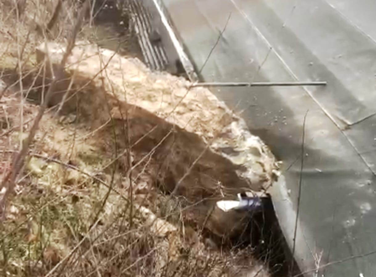 Dev kaya par&ccedil;ası evin &ccedil;atısına d&uuml;şt&uuml;
