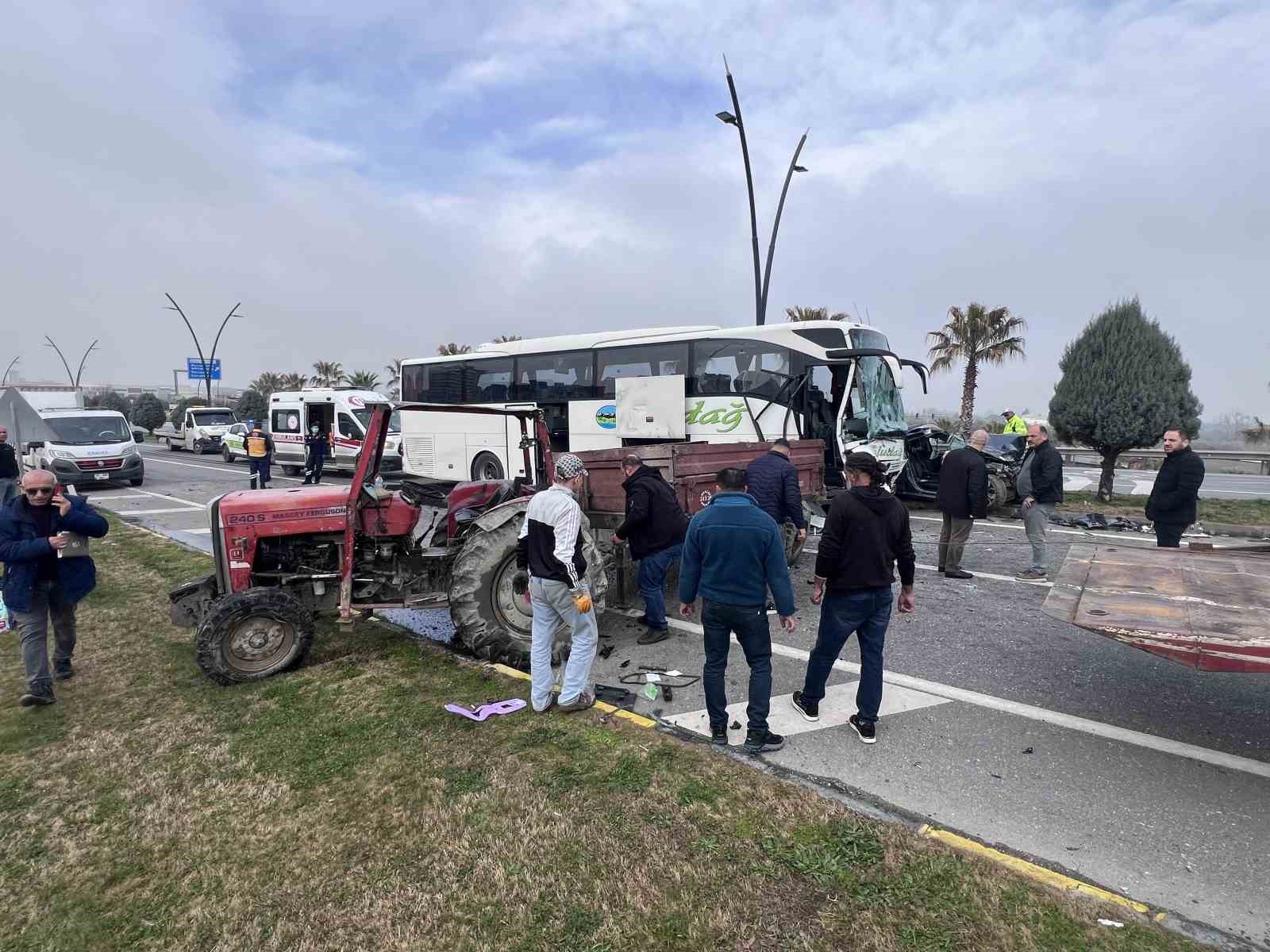 Manisa&rsquo;da 3 ara&ccedil;lı zincirleme kaza: 5 yaralı
