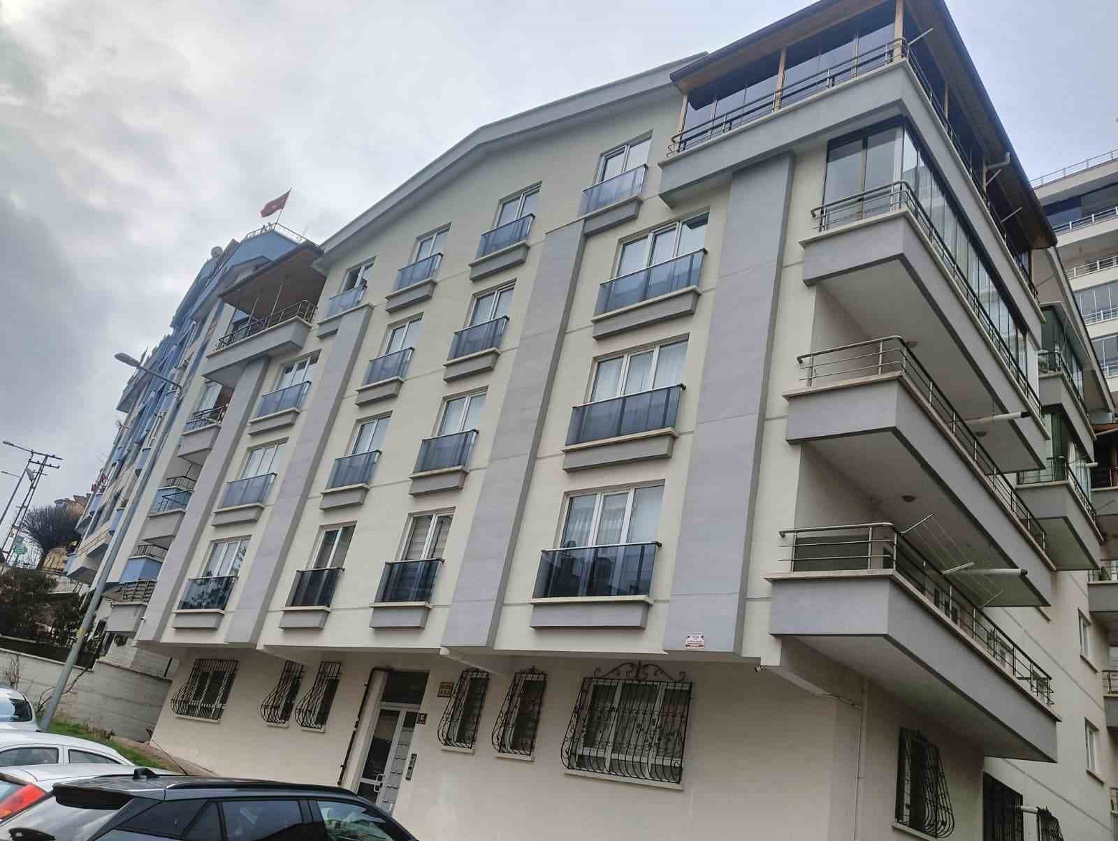 Mamak’taki toprak kayması apartmanların yıkılma riskini artırdı