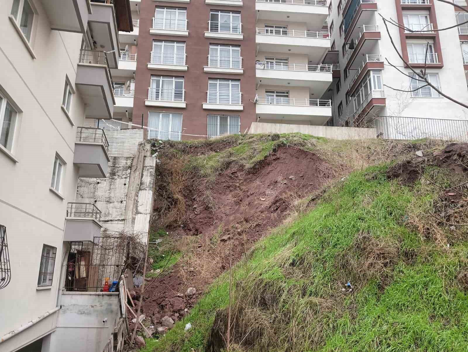 Mamak&rsquo;taki toprak kayması apartmanların yıkılma riskini artırdı
